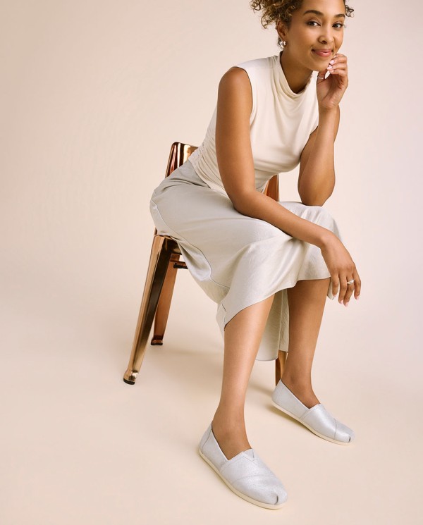 Alpargatas de mujer ante metalizado gris